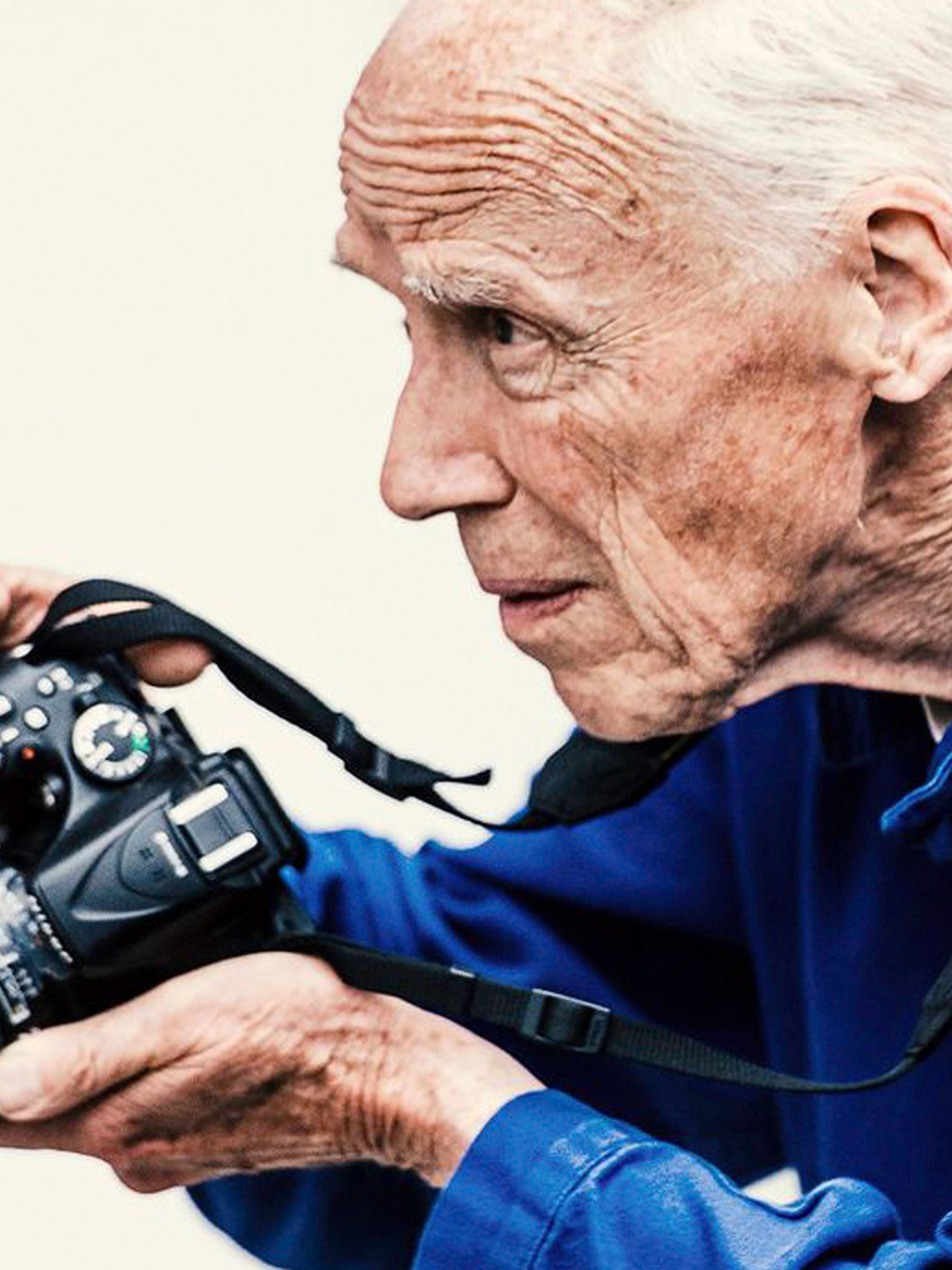 Portret Billa Cunninghama z aparatem fotograficznym