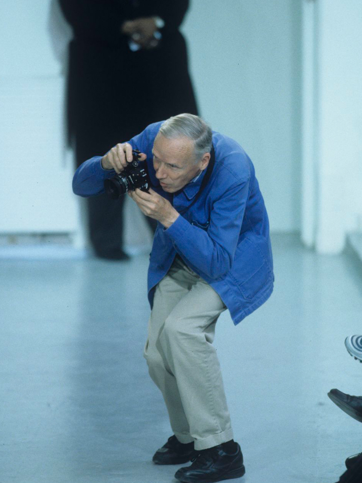 Bill Cunningham fotografujący w swojej charakterystycznej niebieskiej kurtce