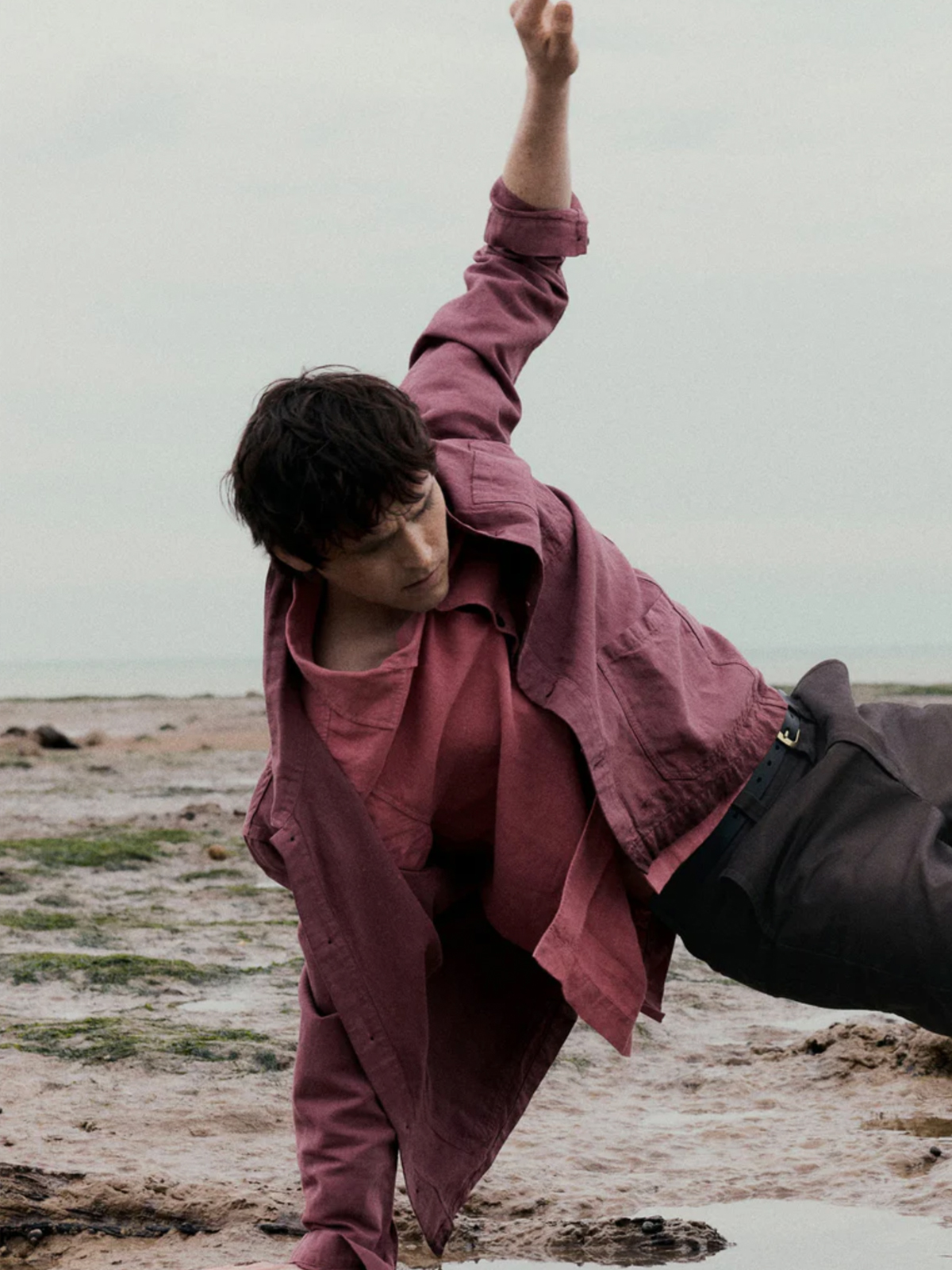 Rdzawa chore jacket w stylizacji na tle plaży