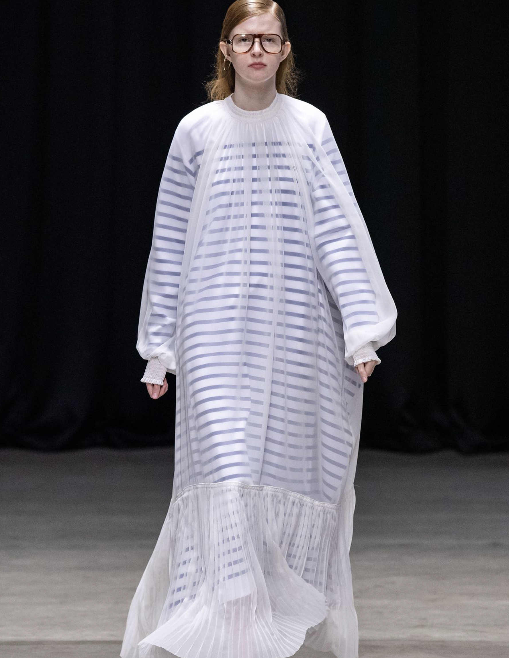 Paski Hyke Modelka w okularach